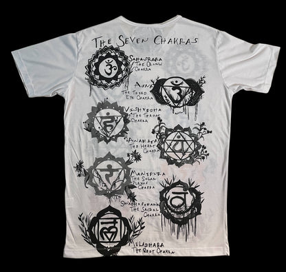 T-shirt bianca con illustrazione dei sette chakra e simboli energetici colorati, stile artistico, retro.