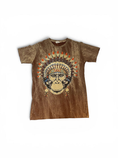 Maglietta vintage marrone con stampa scimmia e copricapo indiano tribal, t-shirt dal design etnico e spirituale QL Maglie