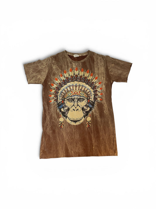 Maglietta vintage marrone con stampa scimmia e copricapo indiano tribal, t-shirt dal design etnico e spirituale QL Maglie