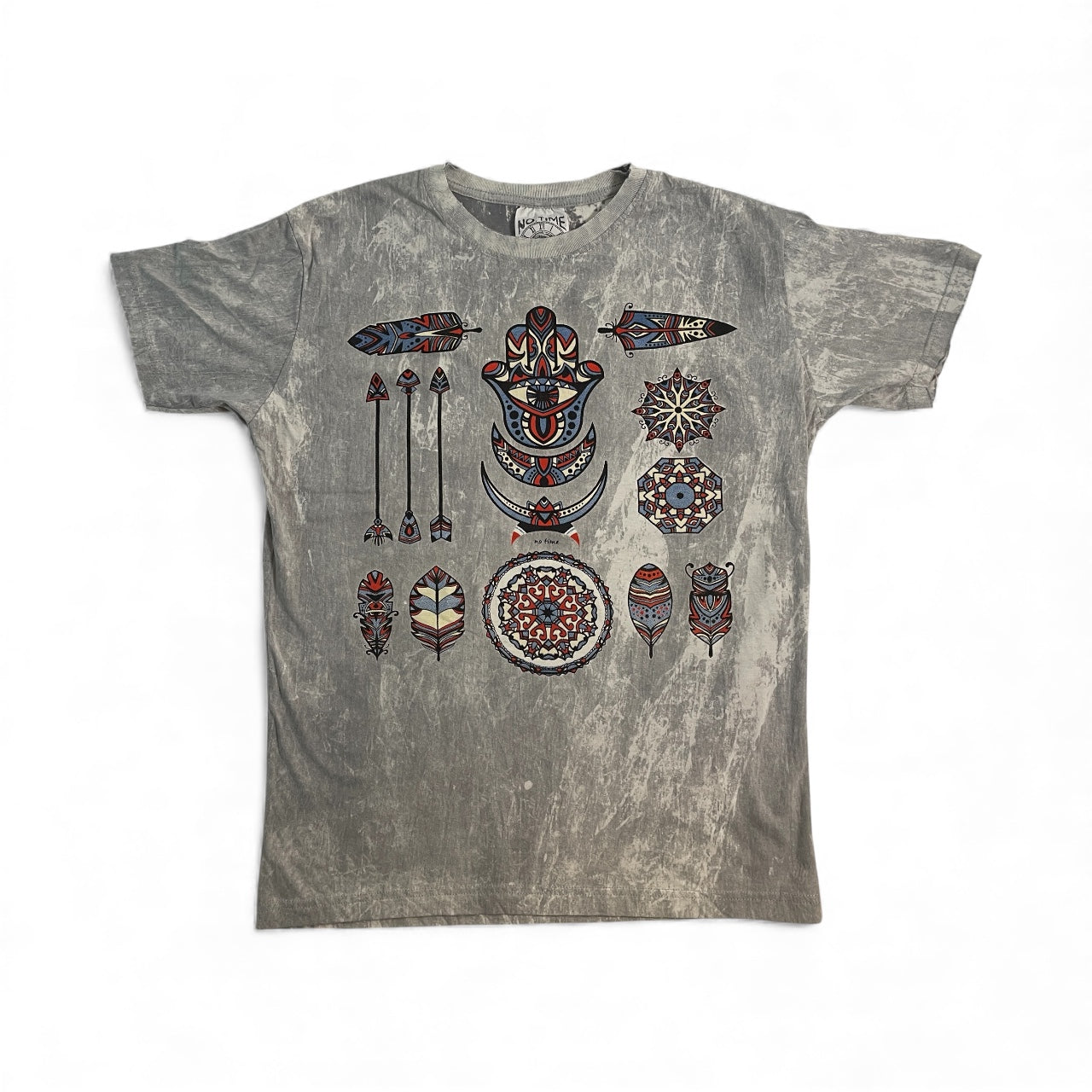 Maglietta stonewash grigia con grande stampa tribale: frecce, piume e mandala colorati — t-shirt unisex.