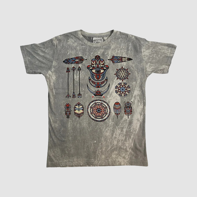 Maglietta “Tribal Symbols”,  T-shirt stonewash grigia con stampa tribale e piume, marca ql maglie