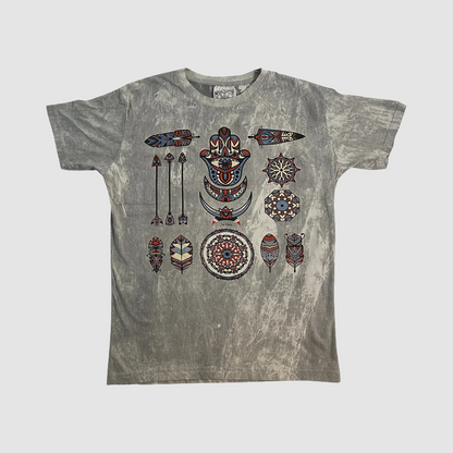 Maglietta “Tribal Symbols”,  T-shirt stonewash grigia con stampa tribale e piume, marca ql maglie