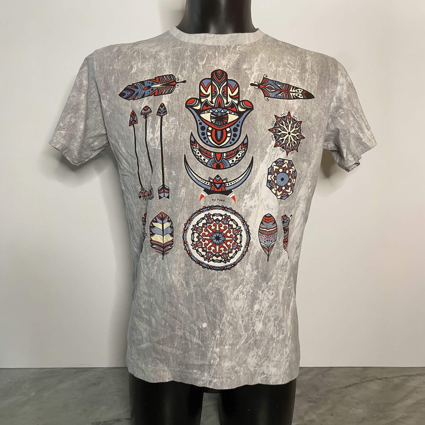 Maglietta stonewash grigia con grande stampa tribale: frecce, piume e mandala colorati — t-shirt unisex, on model1.