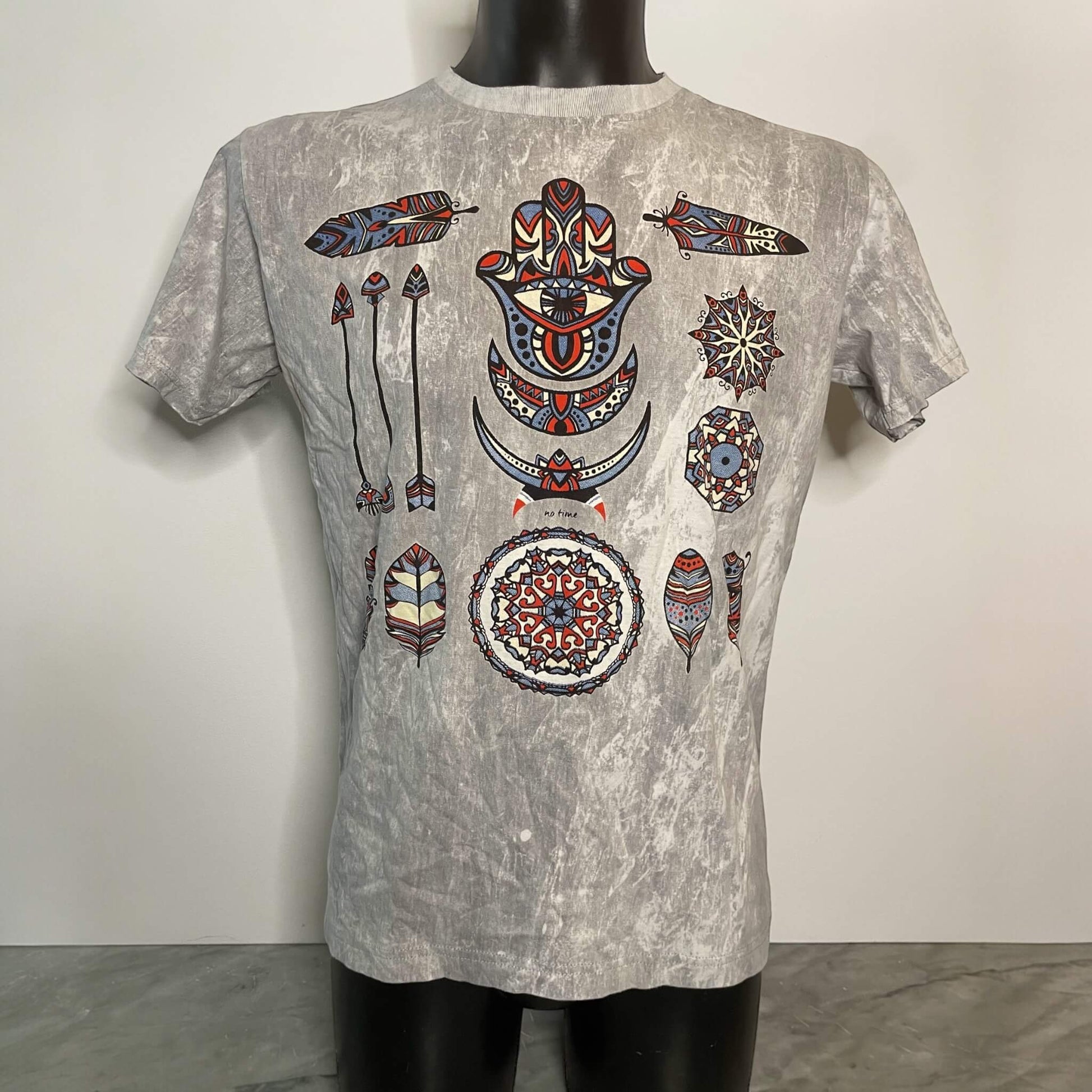 Maglietta stonewash grigia con grande stampa tribale: frecce, piume e mandala colorati — t-shirt unisex, on model1.