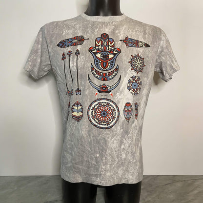 Maglietta stonewash grigia con grande stampa tribale: frecce, piume e mandala colorati — t-shirt unisex, on model1.