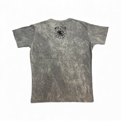 Maglietta stonewash grigia con grande stampa tribale: frecce, piume e mandala colorati — t-shirt unisex, retro.