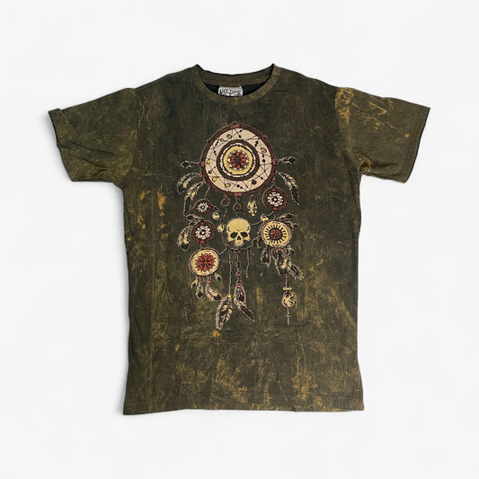 Maglietta unisex in cotone effetto vintage con stampa dreamcatcher decorato da piume, simboli tribali e teschio centrale, stile boho rock