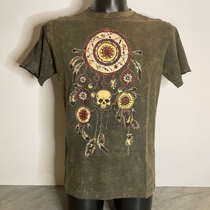 Maglietta unisex in cotone effetto vintage con stampa dreamcatcher decorato da piume, simboli tribali e teschio centrale, stile boho rock, model1