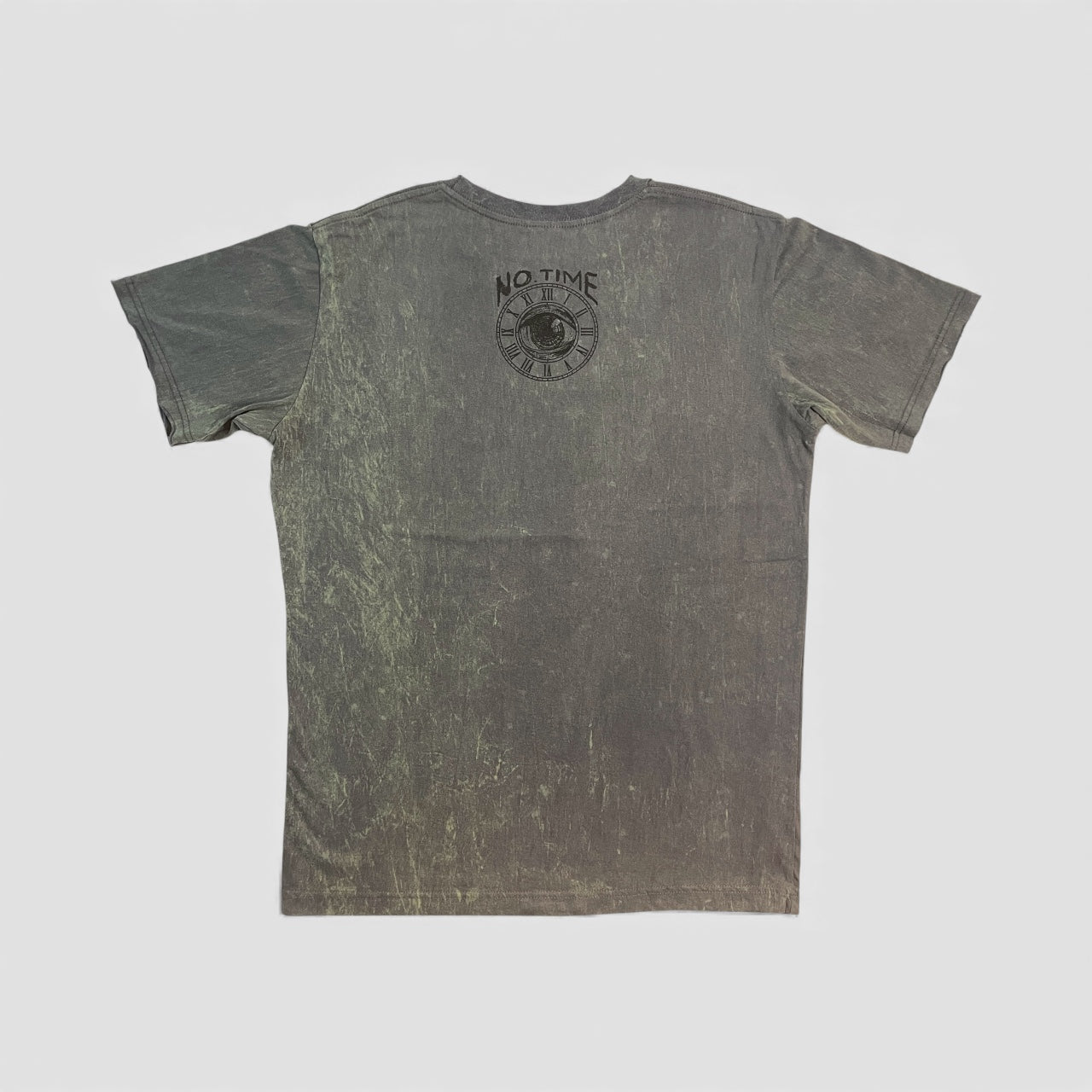 T-shirt vintage uomo con grafica di uno scheletro che surfa su una tavola con fiamme, sfondo effetto stone washed, retro.