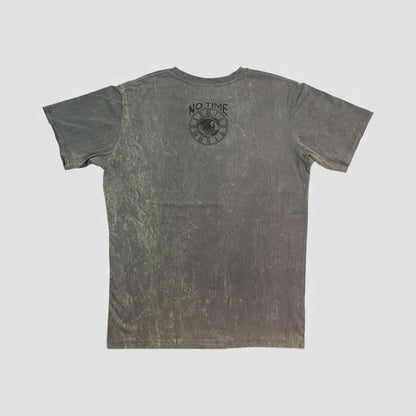 T-shirt vintage uomo con grafica di uno scheletro che surfa su una tavola con fiamme, sfondo effetto stone washed, retro.