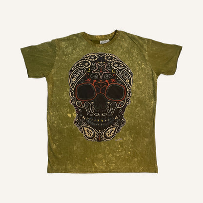 Maglietta uomo verde con stampa teschio messicano decorato in stile Sugar Skull su fondo stone-washed
