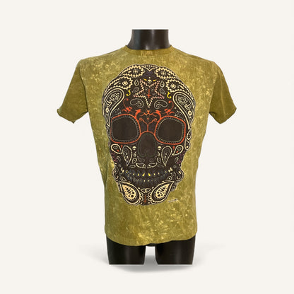 Maglietta uomo verde con stampa teschio messicano decorato in stile Sugar Skull su fondo stone-washed, esposta su un manichino
