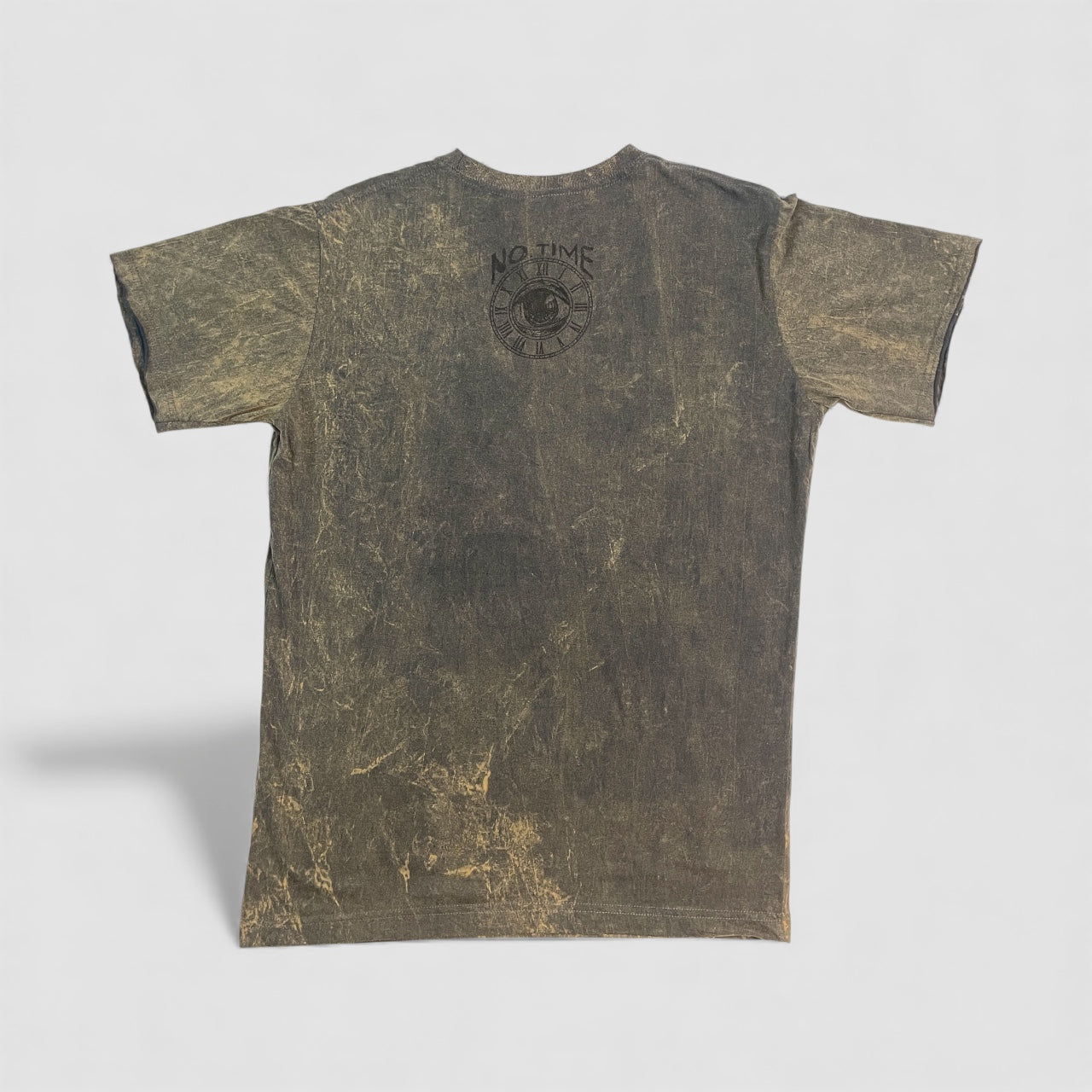 T-shirt unisex vintage con grande grafica multicolor raffigurante un volto astratto in stile tribale-folk su sfondo scuro, retro.