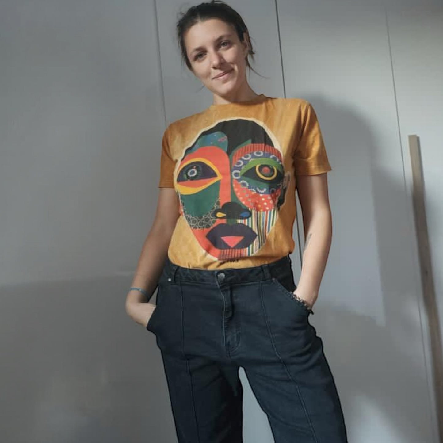 Maglietta unisex color ocra effetto vintage con stampa frontale volto astratto a mosaico multicolore, model