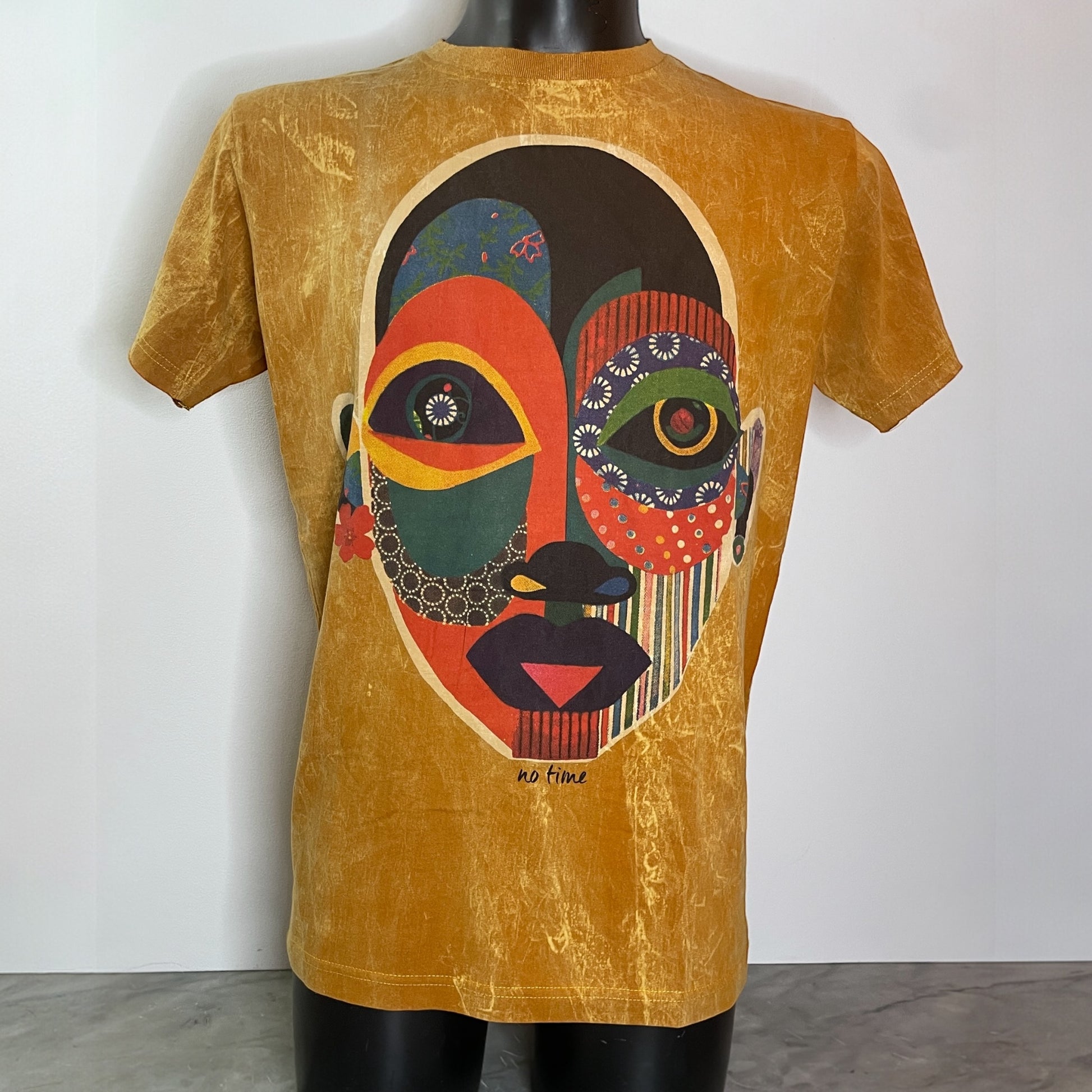 Maglietta unisex color ocra effetto vintage con stampa frontale volto astratto a mosaico multicolore, model1