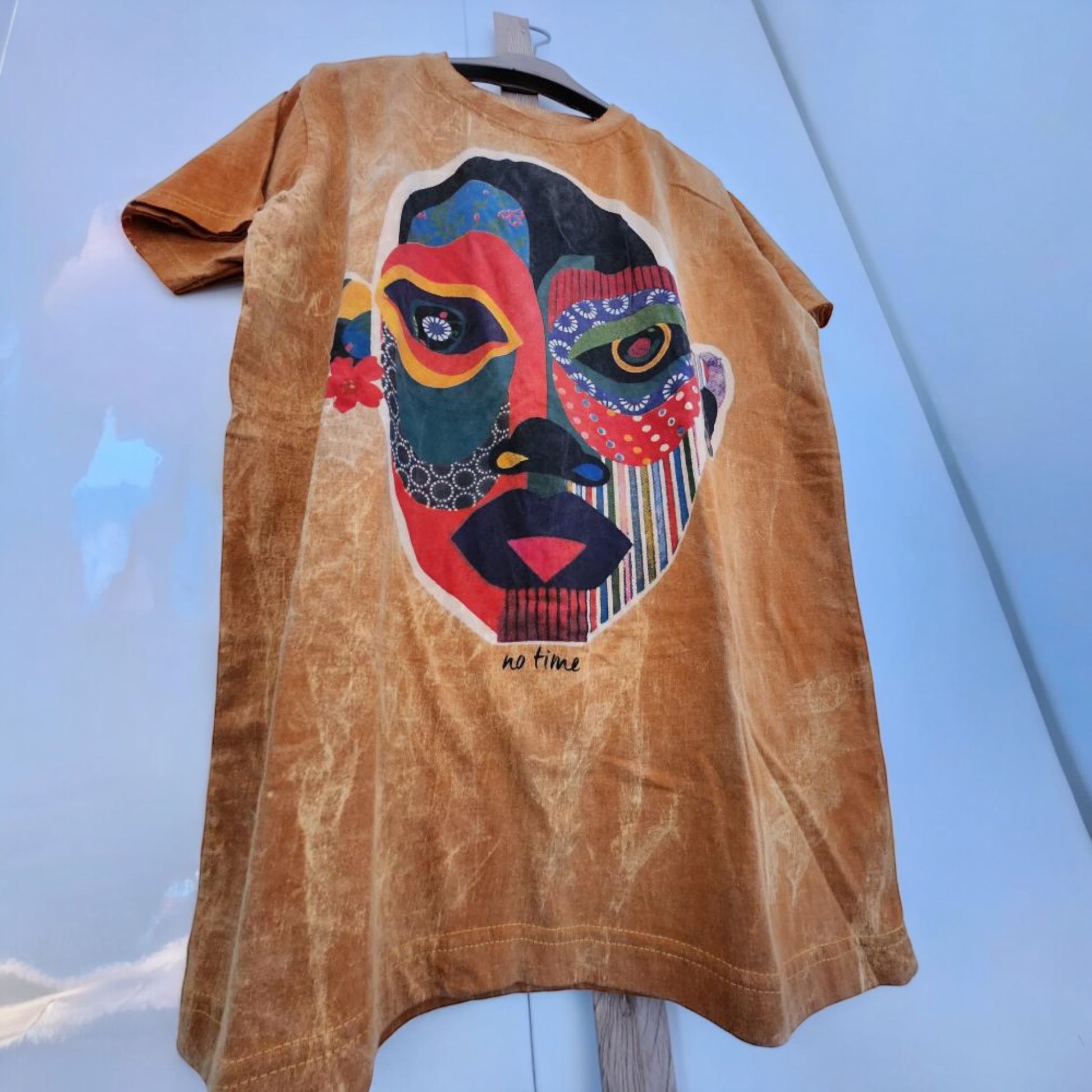 Maglietta unisex color ocra effetto vintage con stampa frontale volto astratto a mosaico multicolore, model2