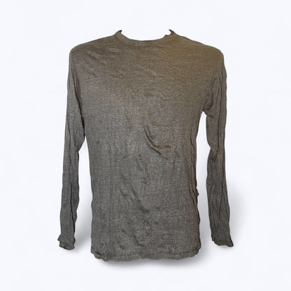 Maglia SURE effetto vintage indossata, vista frontale, colore nero, cotone leggero.