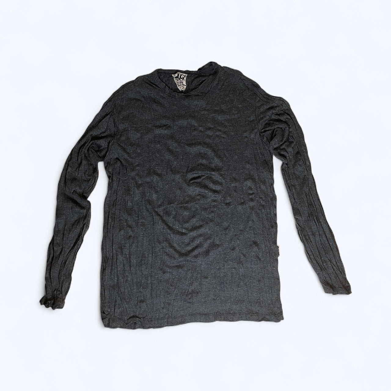 Particolare tessuto stropicciato e cuciture taglio vivo maglia long-sleeve SURE, colore nero.