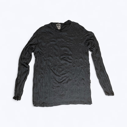 Particolare tessuto stropicciato e cuciture taglio vivo maglia long-sleeve SURE, colore nero.