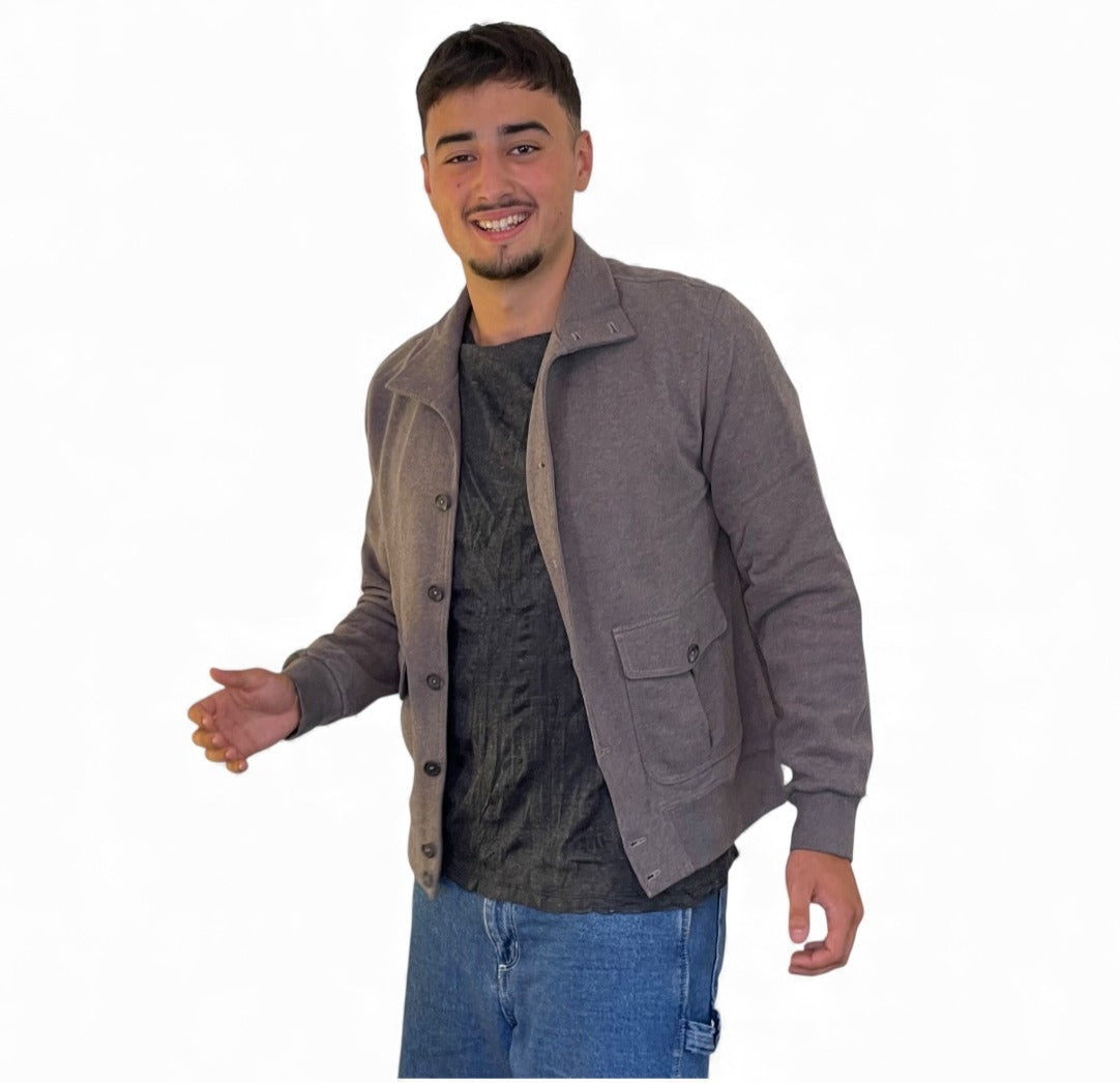 Maglia SURE effetto vintage indossata, vista frontale, colore grigio scuro, cotone leggero, on model4.