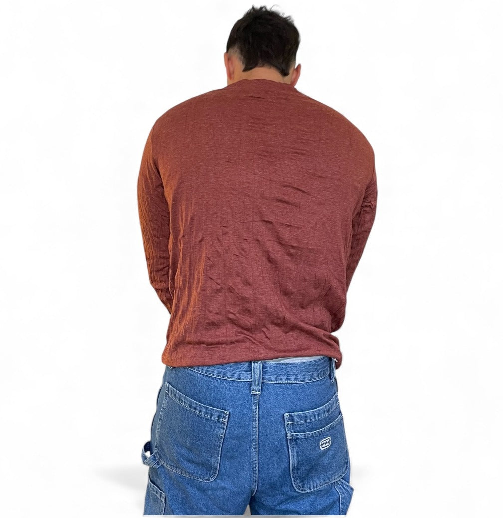 Maglia SURE effetto vintage indossata, retro, color mattone, cotone leggero.