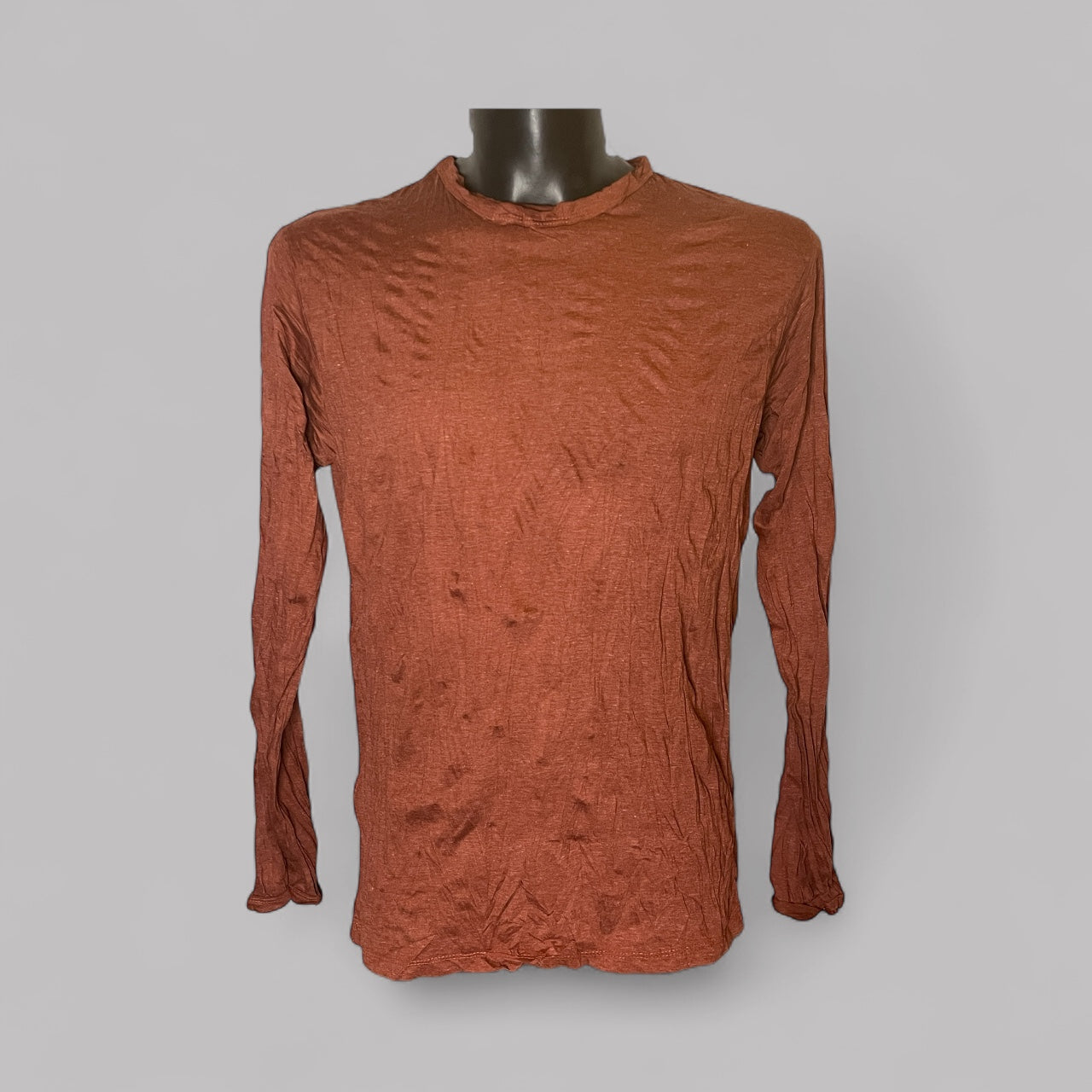 Maglia SURE effetto vintage indossata, vista frontale, color mattone, cotone leggero.