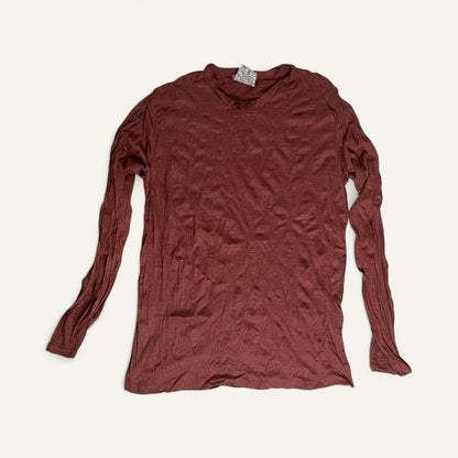 Particolare tessuto stropicciato e cuciture taglio vivo maglia long-sleeve SURE, colore brick.