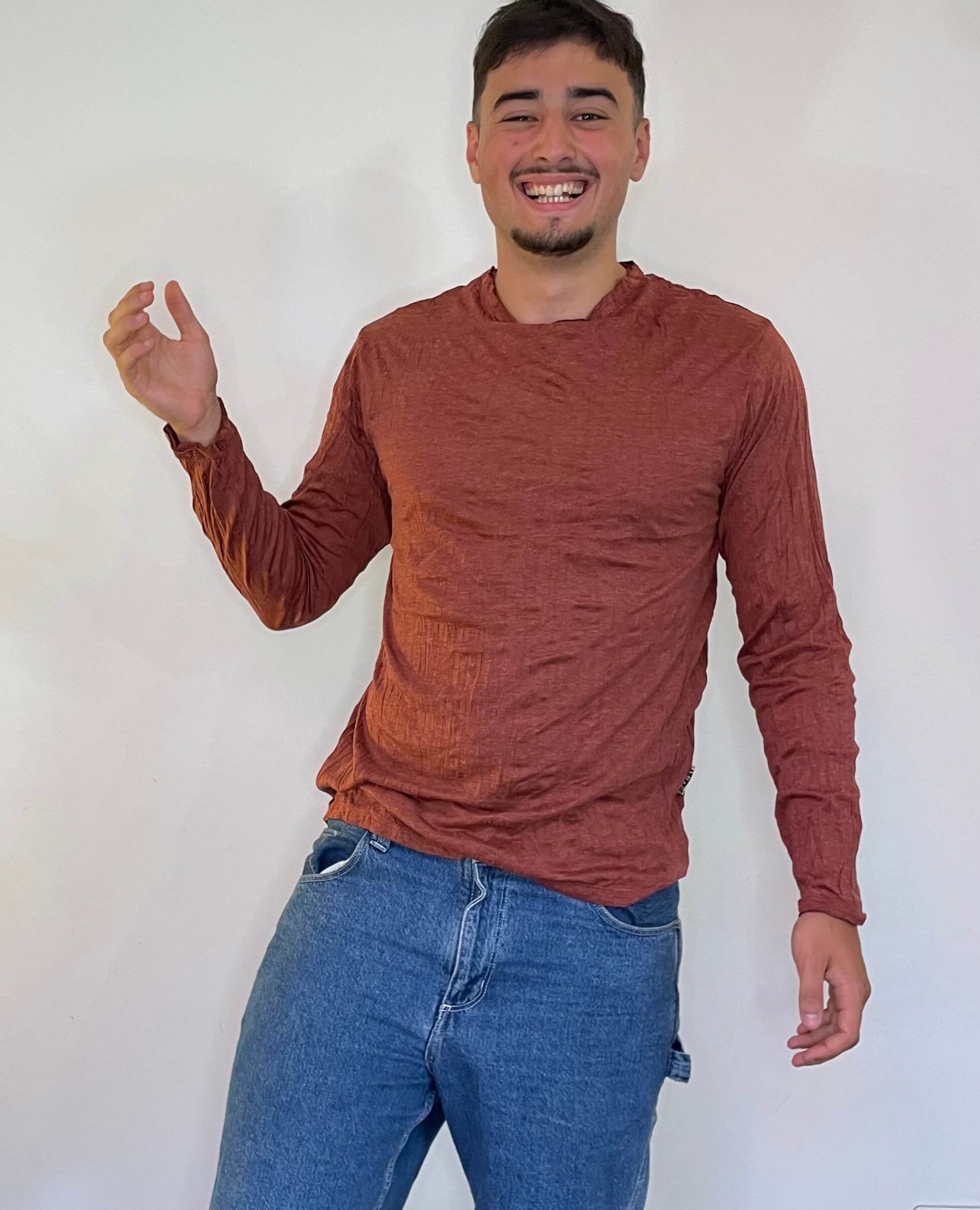 Maglia SURE effetto vintage indossata, vista frontale, color mattone, cotone leggero, on model8.