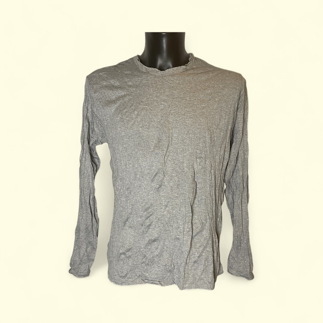 Maglia SURE effetto vintage indossata, vista frontale, colore grigio, cotone leggero.
