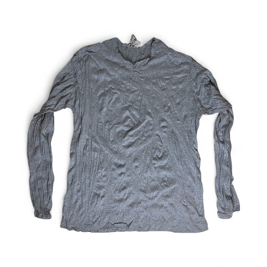 Particolare tessuto stropicciato e cuciture taglio vivo maglia long-sleeve SURE, colore grigio.
