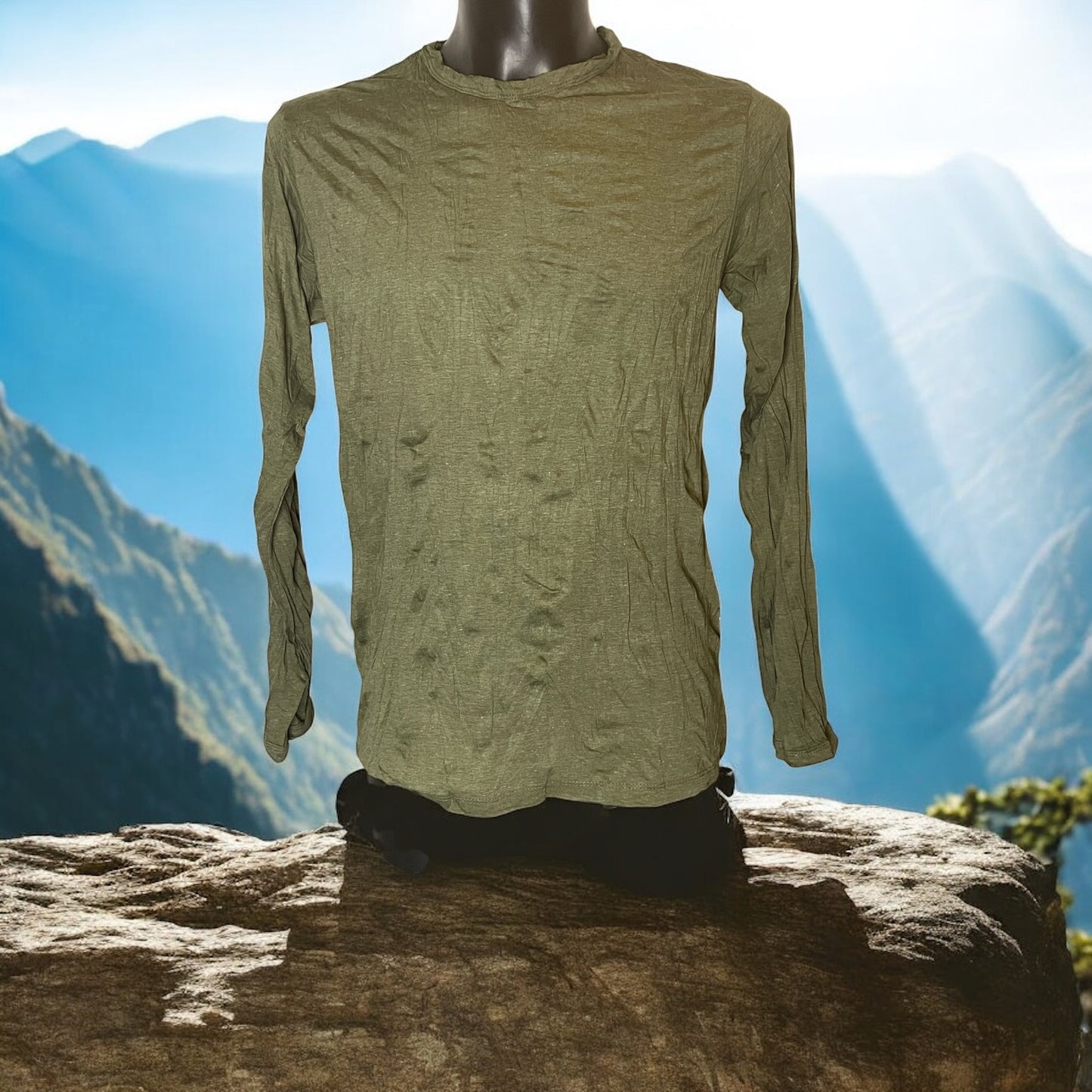 Maglia SURE effetto vintage indossata, vista frontale, colore olive, cotone leggero.