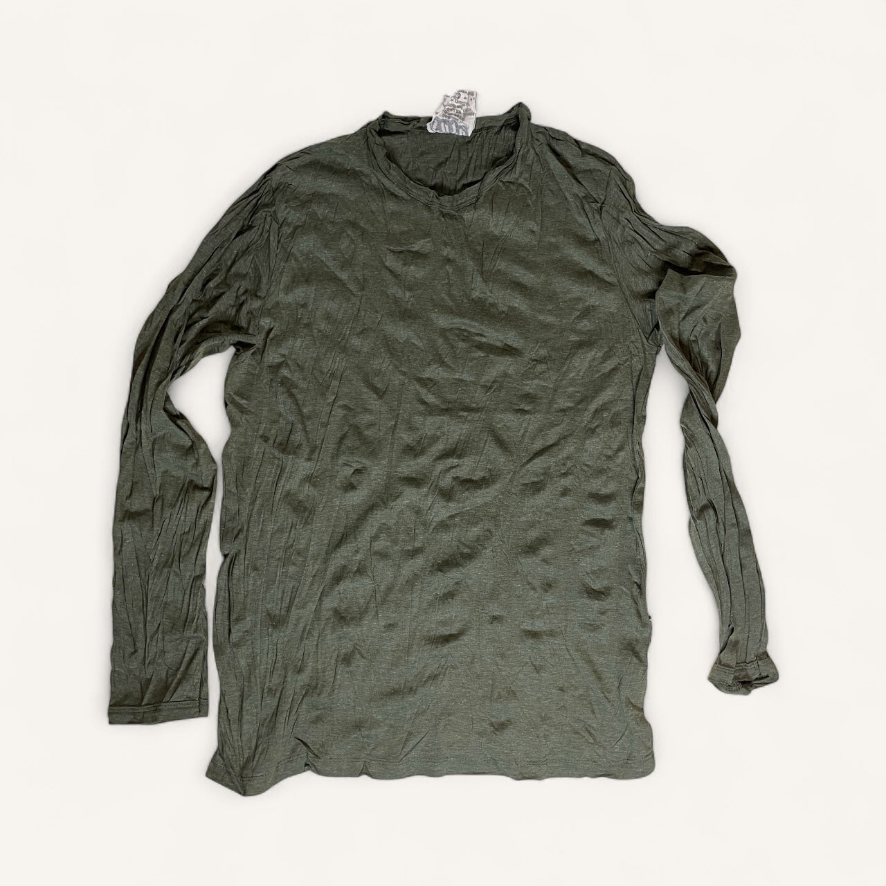 Particolare tessuto stropicciato e cuciture taglio vivo maglia long-sleeve SURE, colore olive.