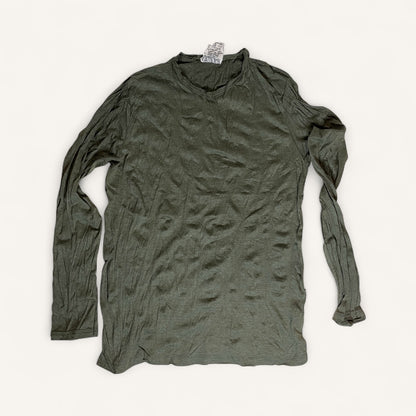 Particolare tessuto stropicciato e cuciture taglio vivo maglia long-sleeve SURE, colore olive.