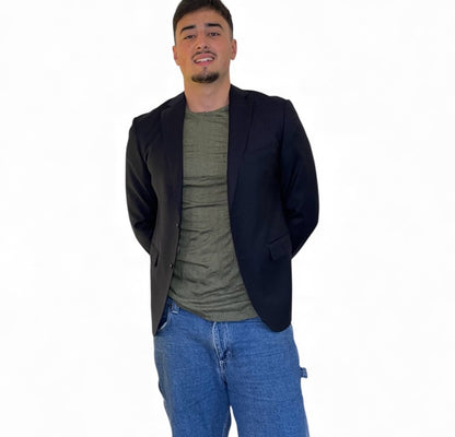 Maglia SURE effetto vintage indossata, vista frontale, colore olive, cotone leggero, on model2.