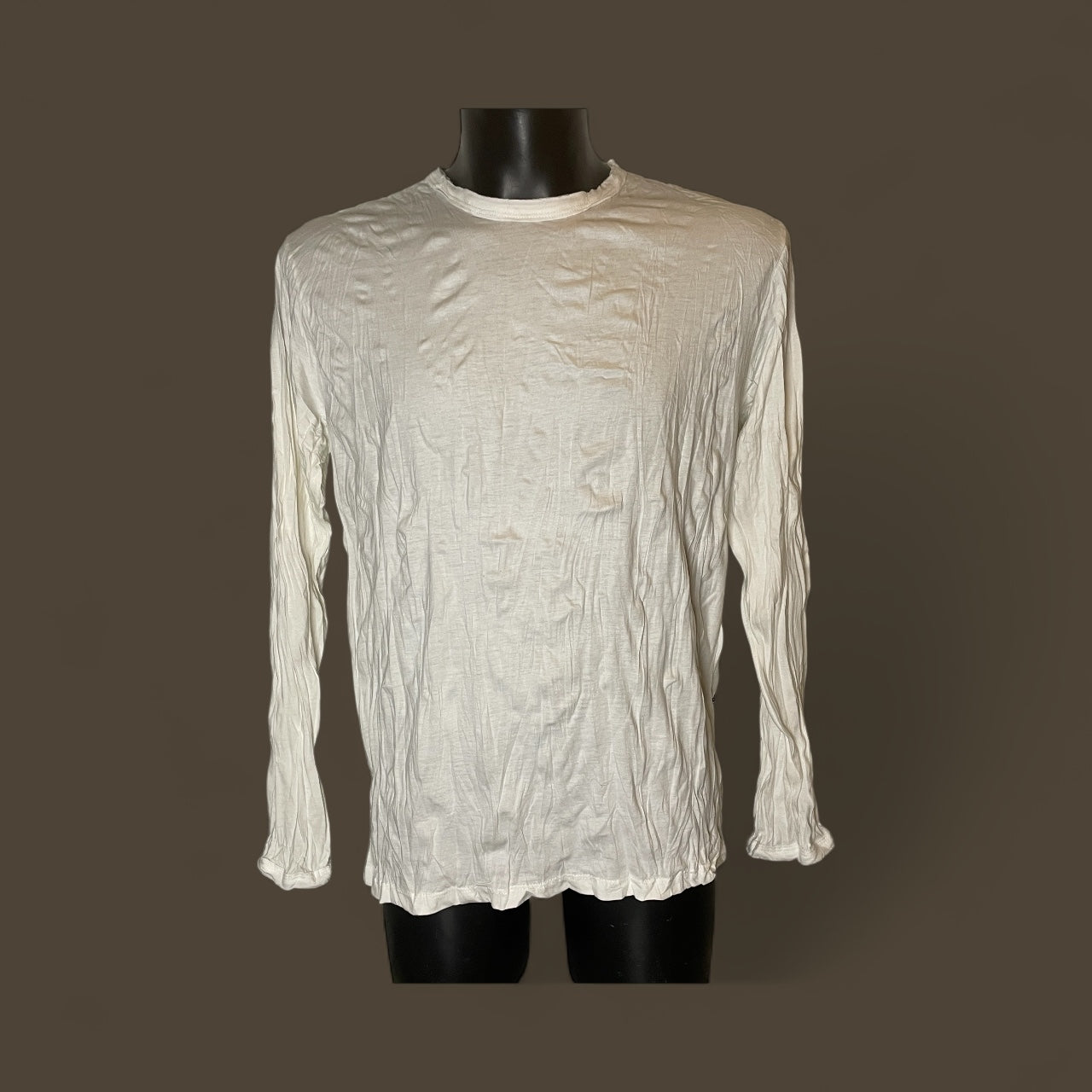 Maglia SURE effetto vintage indossata, vista frontale, colore bianco, cotone leggero.