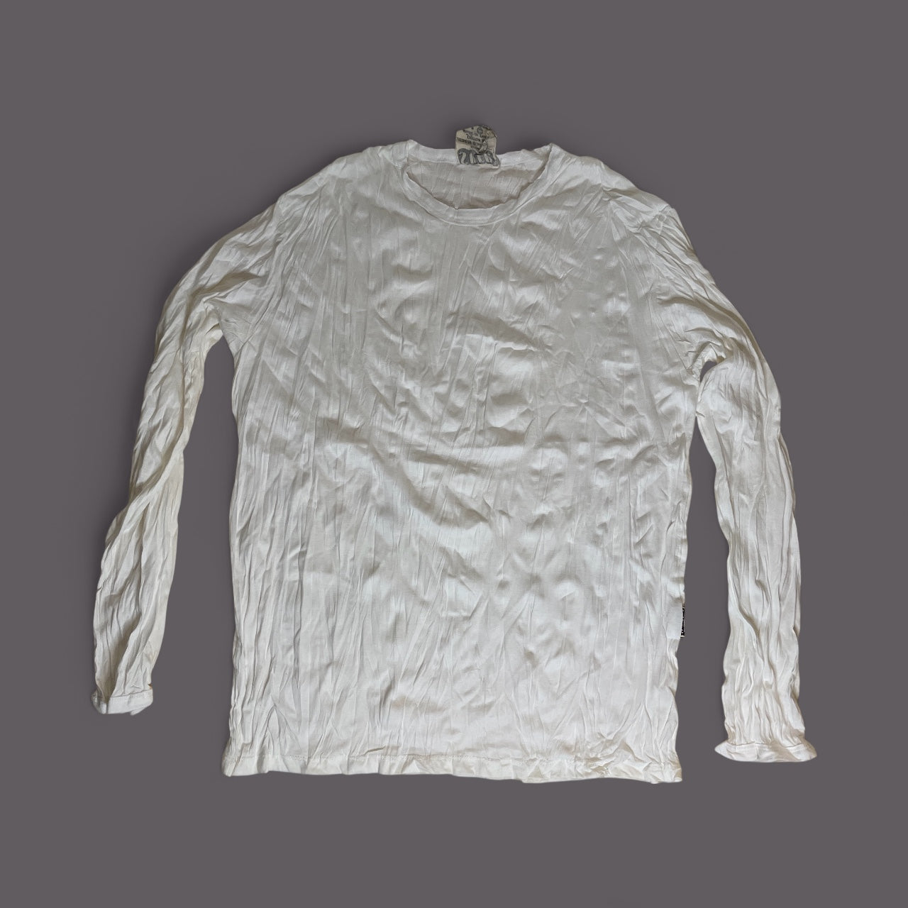 Particolare tessuto stropicciato e cuciture taglio vivo maglia long-sleeve SURE, colore bianco.