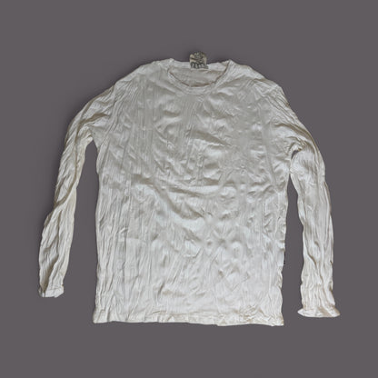 Particolare tessuto stropicciato e cuciture taglio vivo maglia long-sleeve SURE, colore bianco.