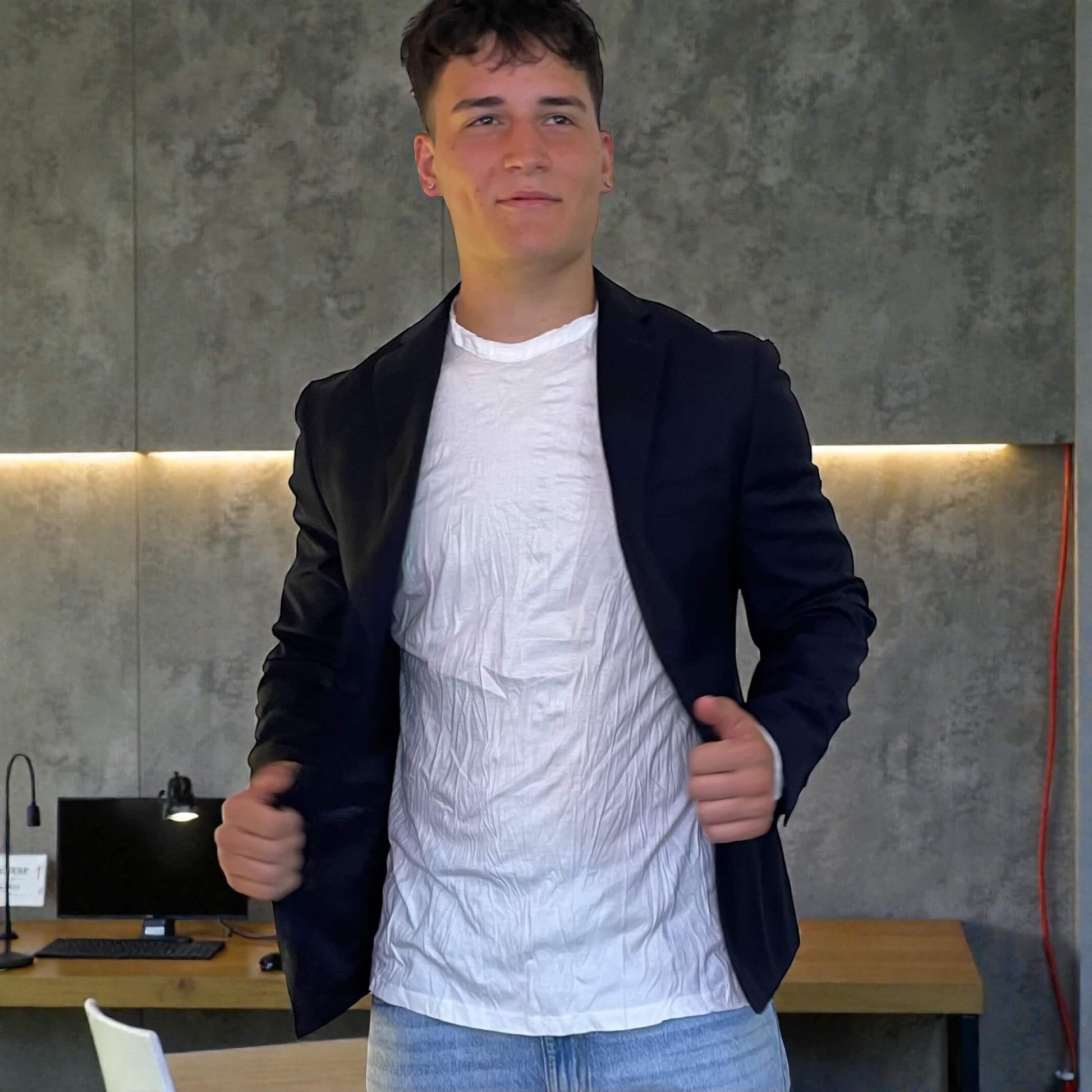 Maglia SURE effetto vintage indossata, vista frontale, colore bianco, cotone leggero, on model1.