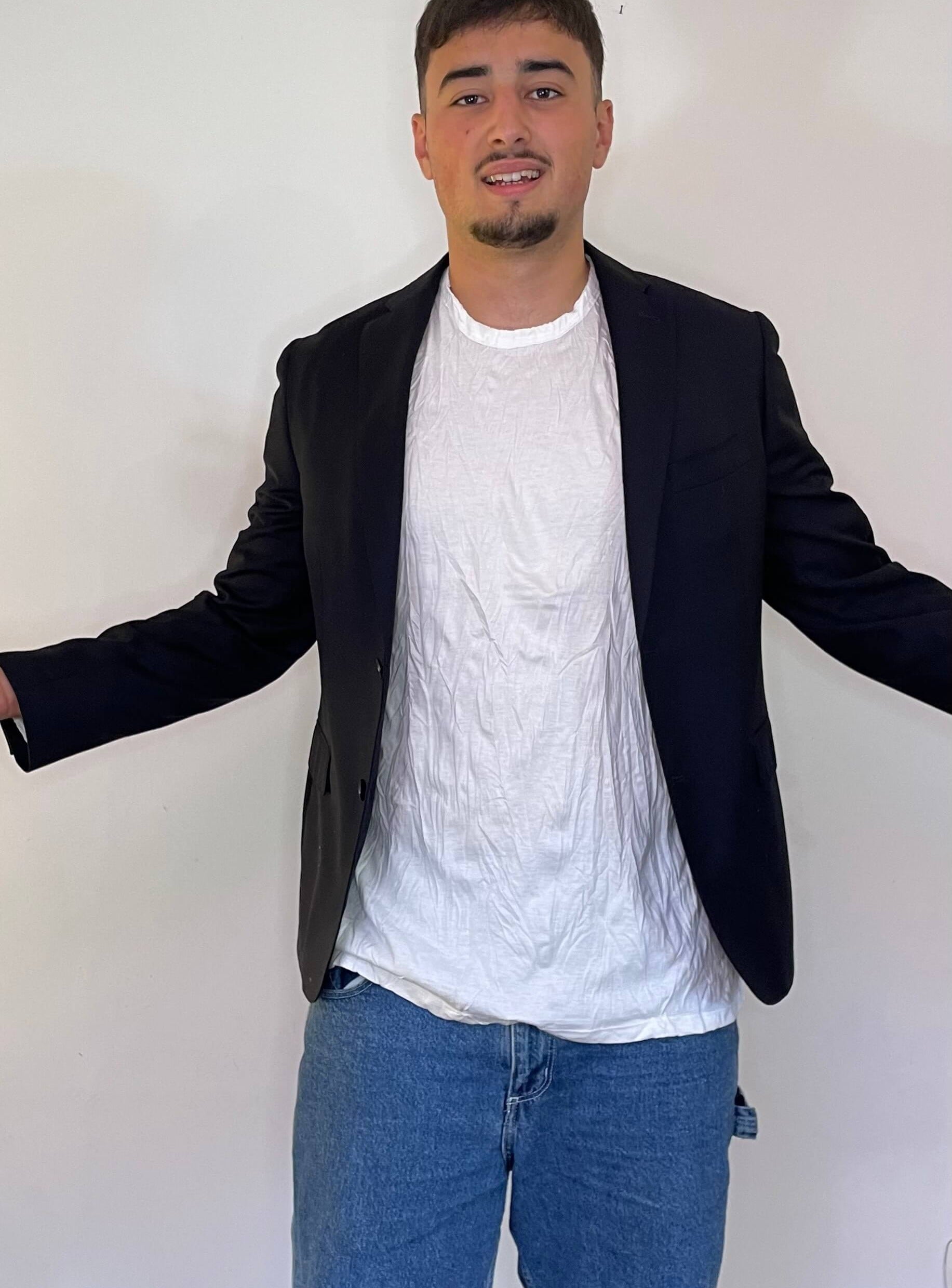 Maglia SURE effetto vintage indossata, vista frontale, colore bianco, cotone leggero, on model9.