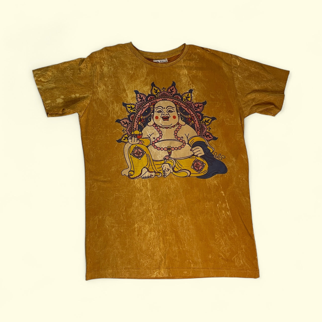 T-shirt unisex gialla effetto stonewash con grande stampa frontale del Buddha sorridente colorato.