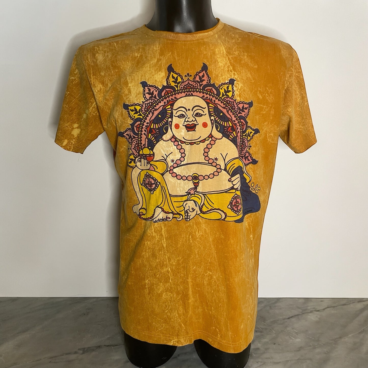 T-shirt unisex gialla effetto stonewash con grande stampa frontale del Buddha sorridente colorato, model.