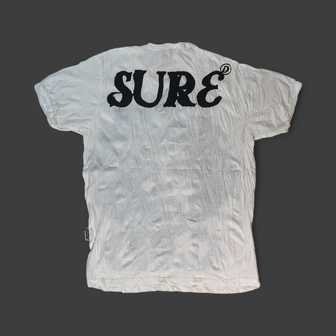 T-shirt bianca unisex con ritratto floreale di Jimi Hendrix in bianco e nero by Sure, back