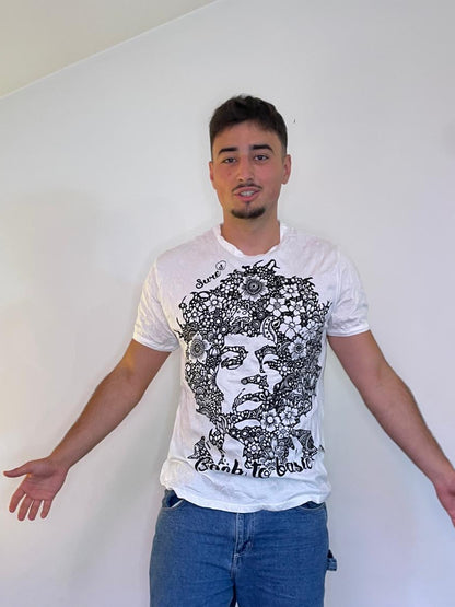 T-shirt bianca floreale con stampa artistica, frase 'Back to basic', indossata.