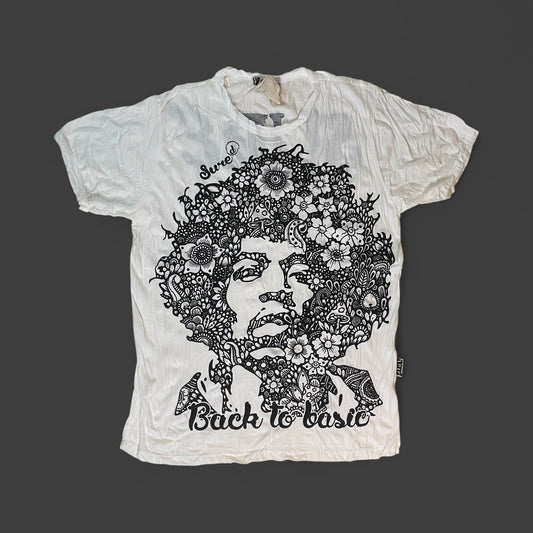 T-shirt bianca unisex con ritratto floreale di Jimi Hendrix in bianco e nero e scritta “Back to Basic” by Sure