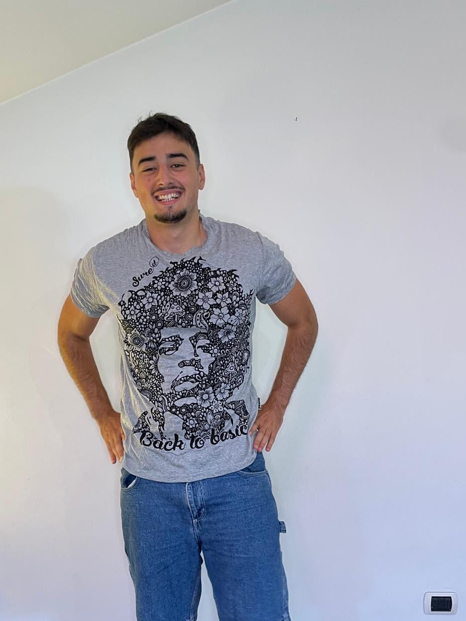 T-shirt grigia floreale con stampa artistica, frase 'Back to basic', indossata.