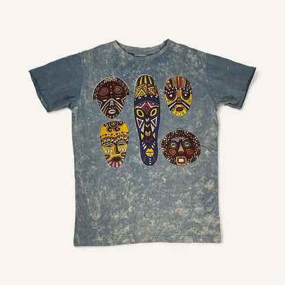 T-shirt unisex blu effetto washed con stampa frontale di sei maschere tribali colorate