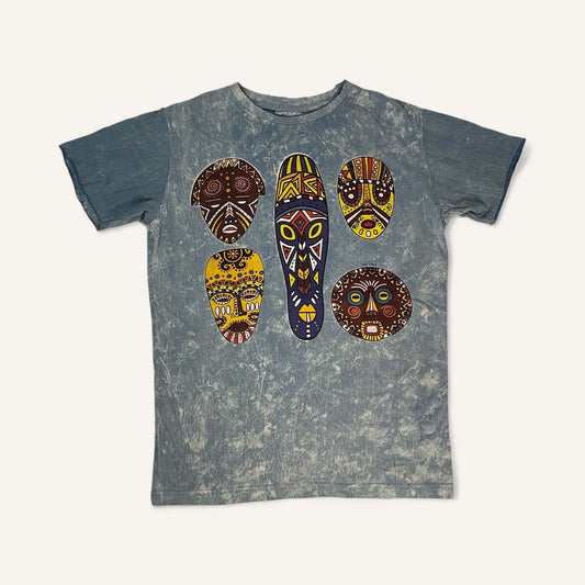 T-shirt unisex blu effetto washed con stampa frontale di sei maschere tribali colorate