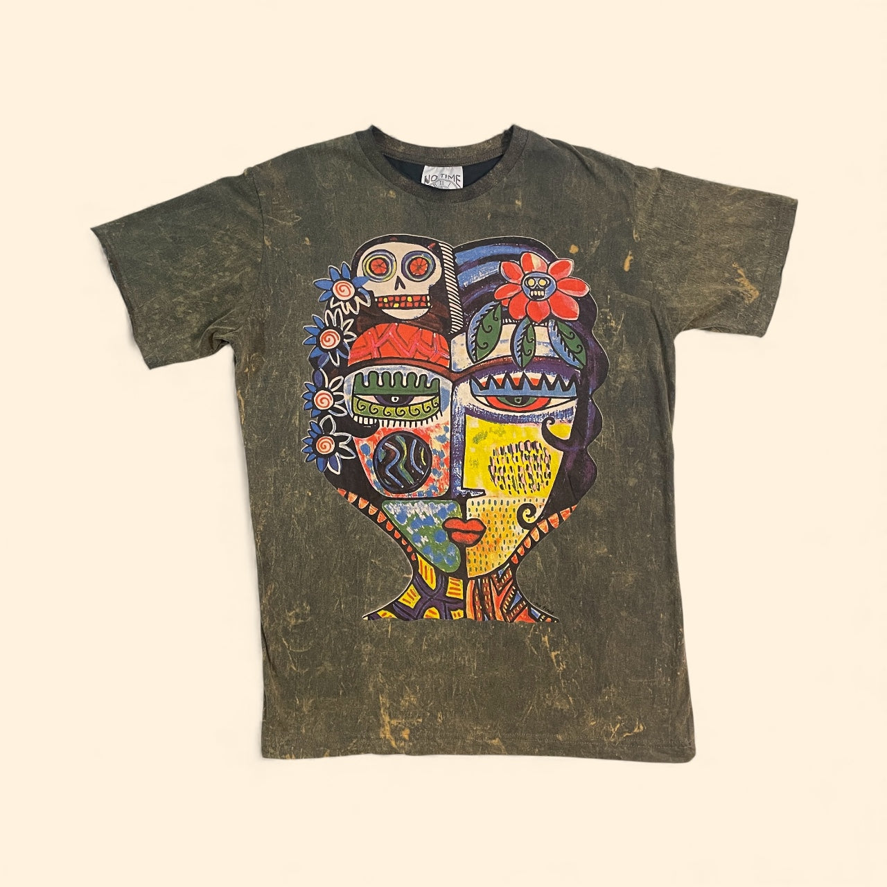 T-shirt unisex vintage con grande grafica multicolor raffigurante un volto astratto in stile tribale-folk.
