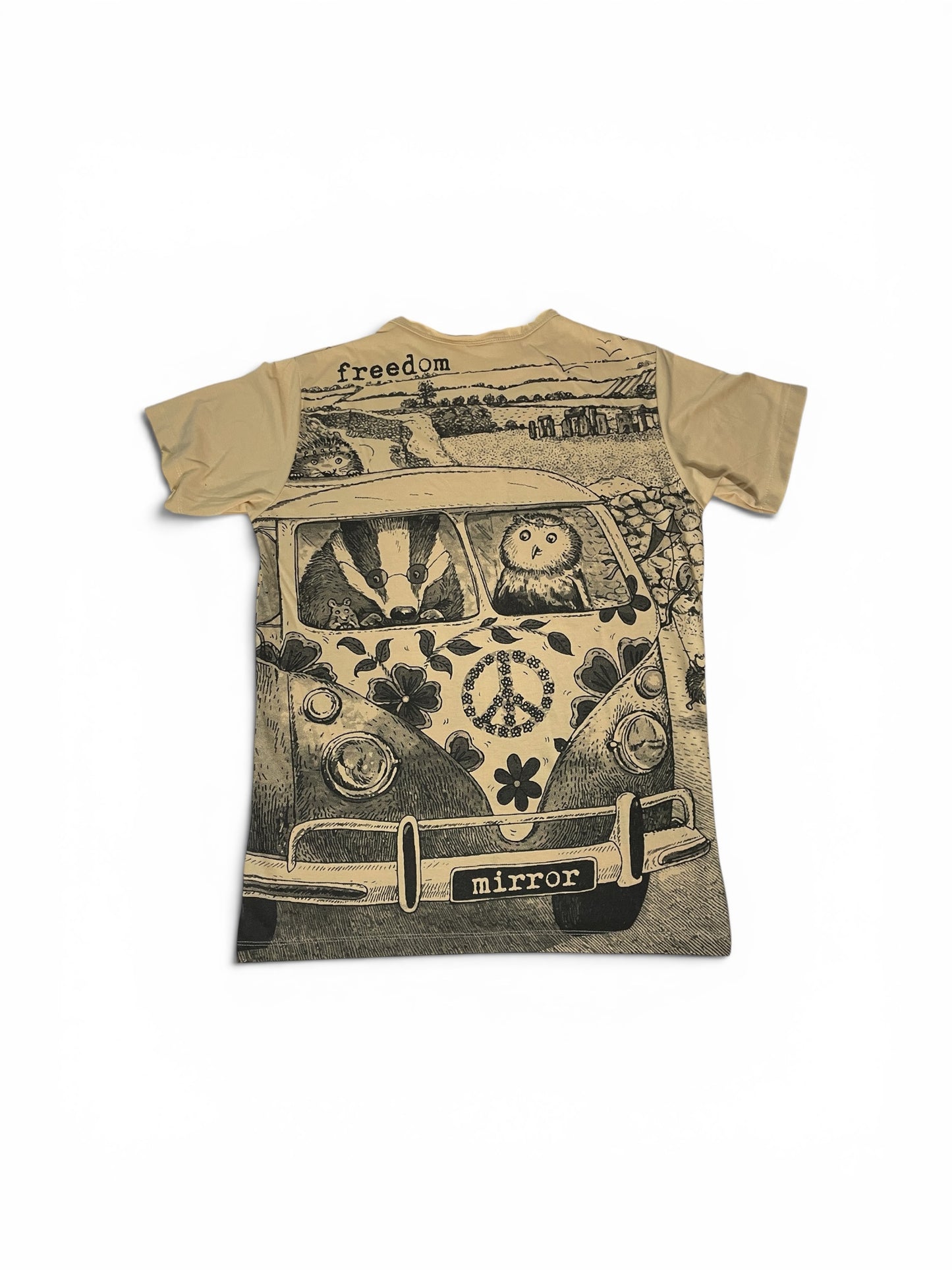 T-shirt beige con grafica Volkswagen Combi hippie decorato con fiori e simbolo peace, con gufo e tasso, stile vintage boho in vendita su QL Maglie