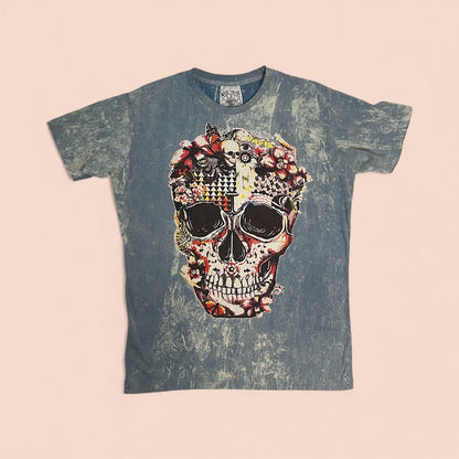 T-shirt stonewash blu con grande stampa teschio decorato da fiori e pattern artistici — maglietta unisex.